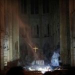 Notre Dame de Paris, au coeur des décombres et des gravats, la Croix est là